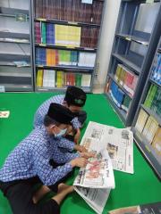 Santri Membaca Koran Di Perpustakaan Alif Laam Miim Surabaya